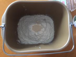 将黄油以上全部材料放入面包机中，和面20分钟后
