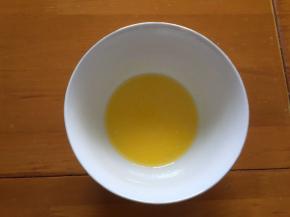 黄油隔热水融化，和炼乳混合均匀