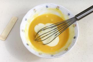 接着加入融化的原味牛乳雪糕液。