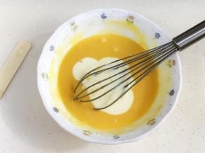 接着加入融化的原味牛乳雪糕液。