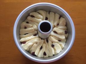 二次发酵完成后，刷上炼乳酱，放入预热好的烤箱180度，25分钟，上下火