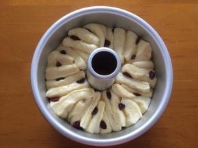 二次发酵完成后，刷上炼乳酱，放入预热好的烤箱180度，25分钟，上下火