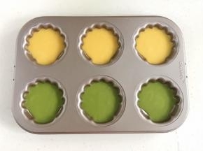 冷藏完毕后取出，把面糊倒入玛德琳模具中，八分满。