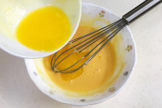 分两次加入融化的黄油拌匀。