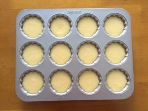 冷藏好的面糊，拿出静置10分钟，挤入学厨贝壳玛德琳模具中，放入预热好的烤箱180度，上下火，20分钟