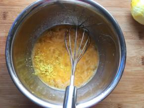 柠檬提前用盐洗干净，刮出柠檬皮屑，和鸡蛋液混合