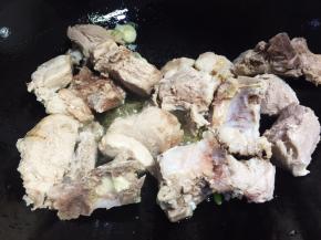 油锅烧热，放入葱末和排骨翻炒片刻