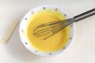 继续用打蛋器搅拌均匀，使雪糕液与面糊完全融合。