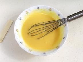 继续用打蛋器搅拌均匀，使雪糕液与面糊完全融合。