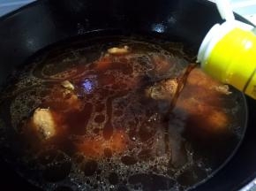 添水没过排骨，倒入料酒，大火烧开后转中火煮至排骨8成熟