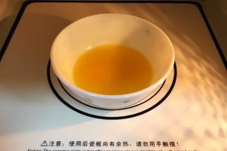 把黄油切块放入微波炉加热20秒至融化，建议先加热10秒取出观察，看融化的程度是否继续加热。（也可使用隔温水融化的方式）