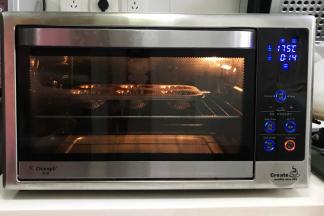 入预热好的烤箱中层，上下火175度约15分钟。