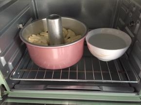 放入烤箱二次发酵40分钟，放一碗热水增加湿气