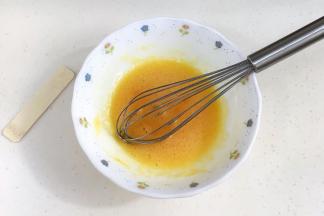 用手动打蛋器搅拌均匀。