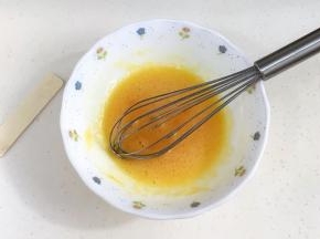 用手动打蛋器搅拌均匀。