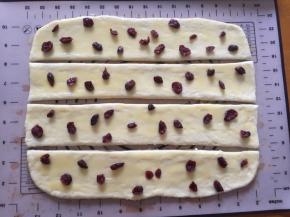 刷上炼乳酱，撒上蔓越莓