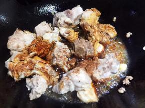 放入花椒粉、生抽和老抽，继续翻炒片刻