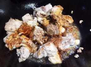 放入花椒粉、生抽和老抽，继续翻炒片刻