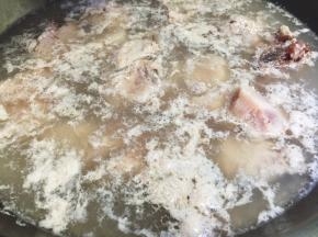 排骨斩块，凉水下锅焯水去血沫，捞出后洗净沥干水分备用