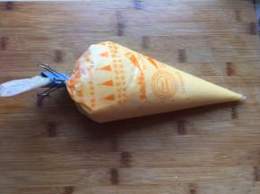 将面糊装入裱花袋，放入冰箱冷藏1小时