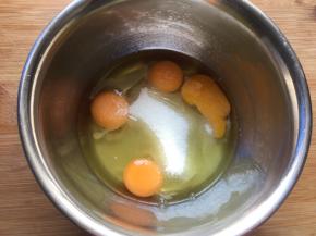 鸡蛋和细砂糖搅拌均匀