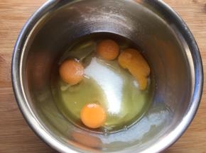 鸡蛋和细砂糖搅拌均匀