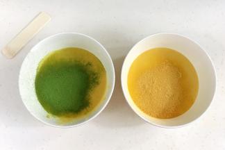 把面糊分成两等份，分别加入1.5克的抹茶粉和2克的南瓜粉。
