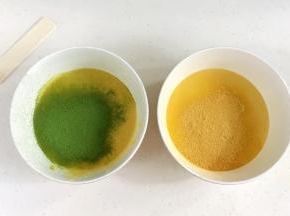 把面糊分成两等份，分别加入1.5克的抹茶粉和2克的南瓜粉。