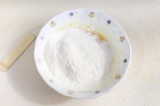 筛入低筋面粉和泡打粉。