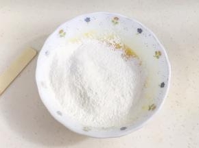 筛入低筋面粉和泡打粉。