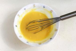 画“井”字拌匀，形成面糊状。