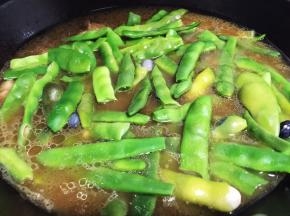 放盐调味，放入豆角继续煮约15分钟