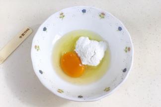 在大碗内打入鸡蛋，加入糖粉。