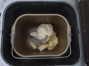 加入软化好的黄油，再次和面30分钟（根据自己家面包机出膜情况而定时间）