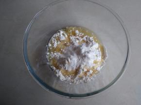 将水油皮所有材料倒入和面盆里混合