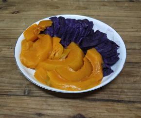 分别把南瓜，紫薯去皮切片，蒸熟