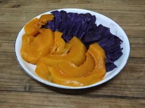 分别把南瓜，紫薯去皮切片，蒸熟