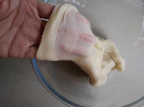 然后用东菱1352AE-3C面包机的和面程序，和面15分钟，能拉出薄膜的状态。和好的面团，盖上保鲜膜，放入冰箱冷藏松驰30分钟