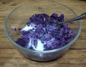 把紫薯用勺子压成泥，加一些纯牛奶调节它的软硬度，做馅备用