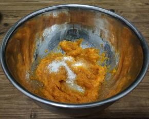 取200克蒸熟的南瓜，加入白糖搅拌成泥