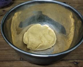 再加入糯米粉和成团