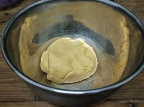 再加入糯米粉和成团