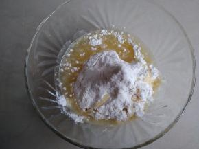 油酥的2种材料倒入和面盆里