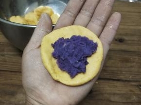 放上紫薯馅