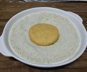 将其两面均匀的沾上一层面包糠