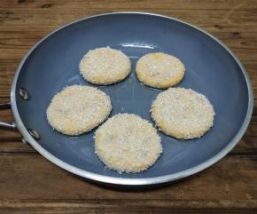 放入倒过少许油的平底锅中，煎至两面金黄