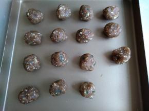 将葱沥干水分切成葱花，放在烤盘上，用东菱K40C烤箱100度烘烤8分钟左右。花生仁用炒锅炒香，去掉外衣，用擀成棍擀碎，用手捏碎也可以。将馅料的材料全部拌在一起，分成每个23克，搓圆备用