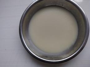 将麻薯的材料（除黄油）拌匀后，倒入盘子里，盖上盖子，水烧开后，大火蒸15分钟左右