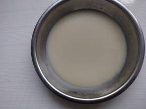 将麻薯的材料（除黄油）拌匀后，倒入盘子里，盖上盖子，水烧开后，大火蒸15分钟左右