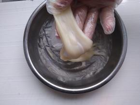 蒸好后的麻薯用筷子拌一下，趁热加入黄油，揉至黄油全部吸收，分成每份7克，盖上保鲜膜防止风干。这个分量做出来的麻薯会有一点剩余